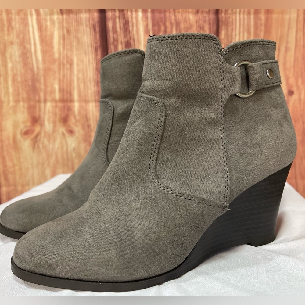 Maurices Rachel Gray faux suede wedge boho bootie boot women’s size 7